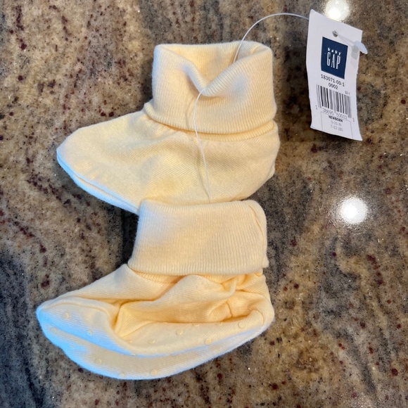 Sweet yellow baby set! Sleeveless onesie and booties (3 Months) - all NWT - Picture 6 of 10